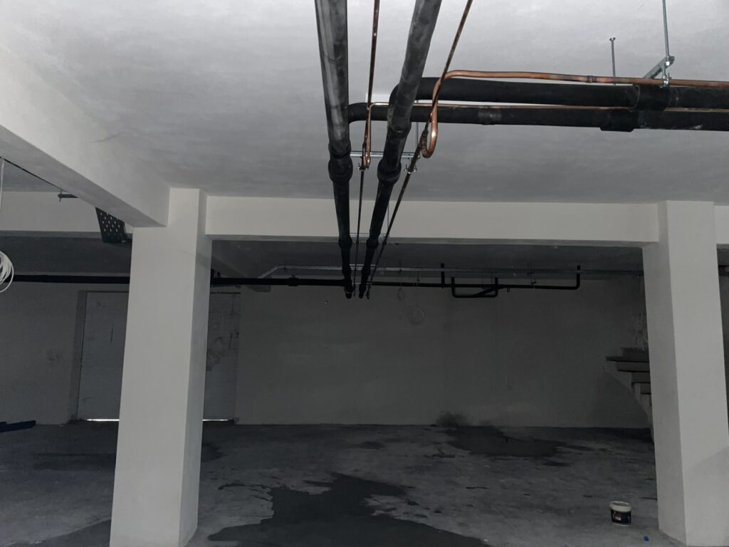 Δίκτυο ψυκτικών σωληνώσεων εγκατεστημένο σε υπόγειο επαγγελματικού χώρου από εξειδικευμένη ψυκτική εταιρεία, έτοιμο για σύνδεση με ψυκτικές μονάδες.