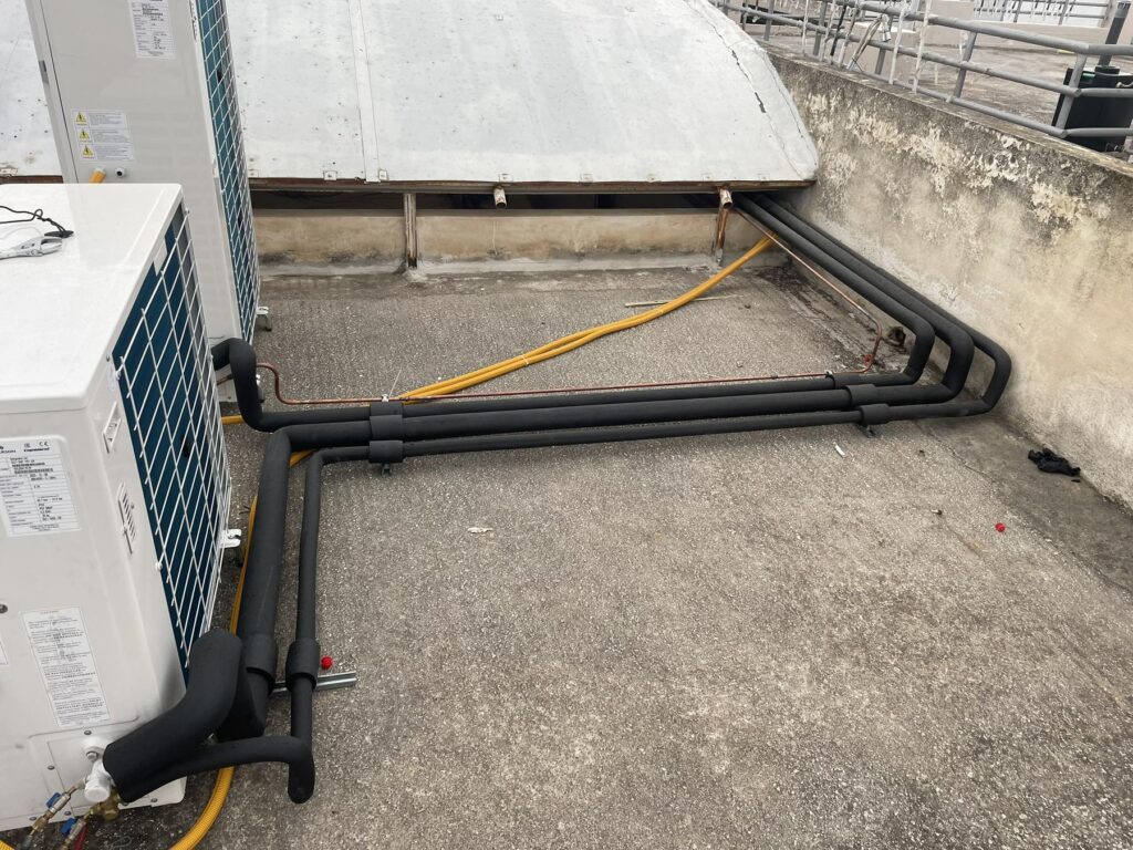 Εξωτερικό δίκτυο ψυκτικών σωληνώσεων συνδεδεμένο με ψυκτικές μονάδες σε ταράτσα επαγγελματικού κτηρίου, εγκατεστημένο από εξειδικευμένη ψυκτική εταιρεία.