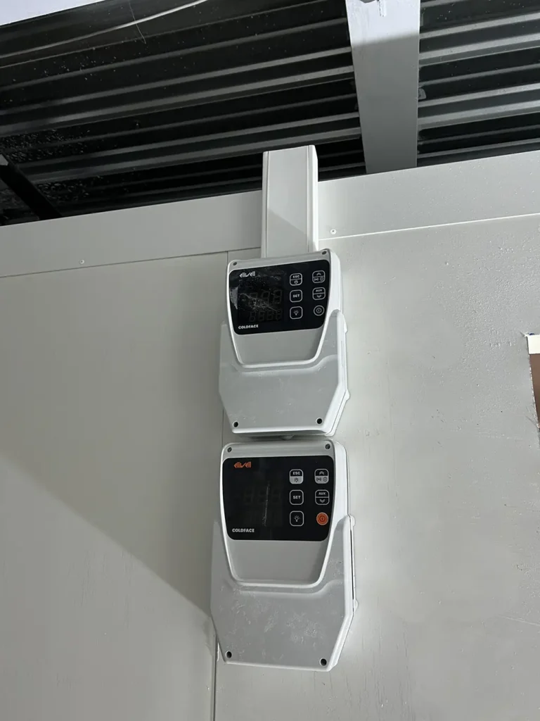 Πίνακας ελέγχου ψύξης εγκατεστημένος σε επαγγελματικό χώρο από εξειδικευμένη ψυκτική εταιρεία.