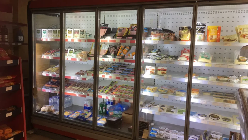 Ψυγείο βιτρίνας supermarket πλήρως εξοπλισμένο με τρόφιμα, εγκατεστημένο από εξειδικευμένη ψυκτική εταιρεία.