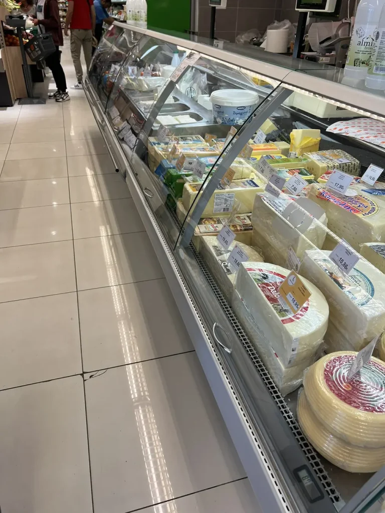 Ψυκτικές βιτρίνες με τυριά σε σούπερ μάρκετ, εγκατεστημένες από εξειδικευμένη ψυκτική εταιρεία, έτοιμες για πώληση προϊόντων γαλακτοκομικών.