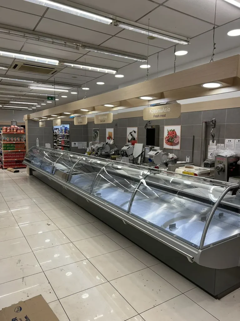Ψυκτικές βιτρίνες κρεοπωλείου εγκατεστημένες σε σούπερ μάρκετ από εξειδικευμένη ψυκτική εταιρεία, έτοιμες για τοποθέτηση νωπού κρέατος.