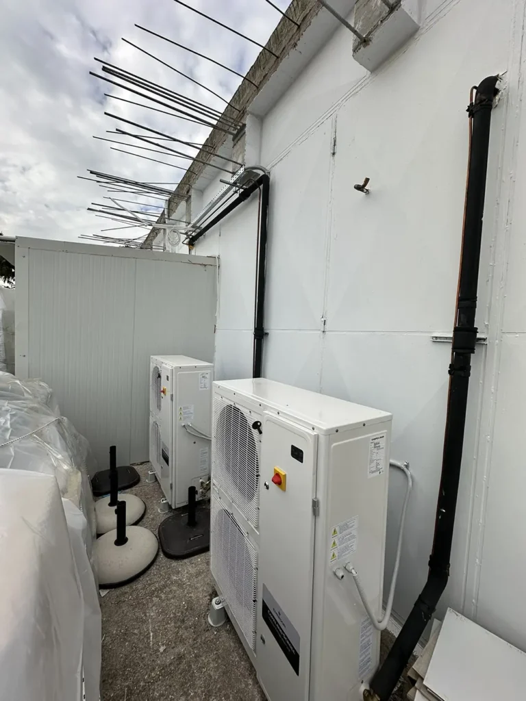 Εξωτερικές μονάδες ψύξης εγκατεστημένες σε επαγγελματικό χώρο από εξειδικευμένη ψυκτική εταιρεία, με δίκτυο σωληνώσεων σύνδεσης.