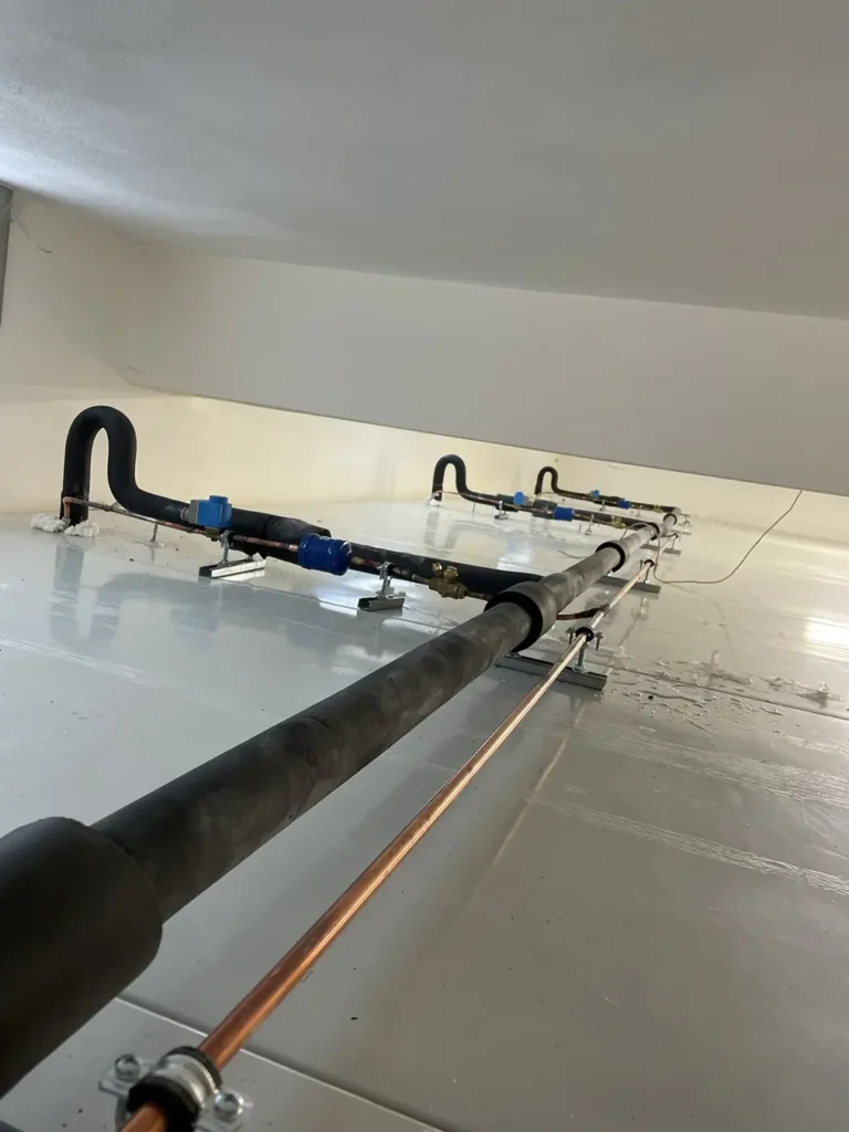 Επαγγελματική εγκατάσταση δικτύου ψυκτικών σωληνώσεων σε επαγγελματικό χώρο από εξειδικευμένη ψυκτική εταιρεία.