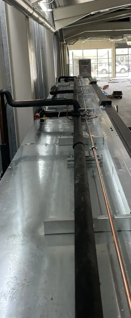 Επαγγελματική εγκατάσταση ψυκτικών σωληνώσεων σε εμπορικό κατάστημα από εξειδικευμένη ψυκτική εταιρεία.