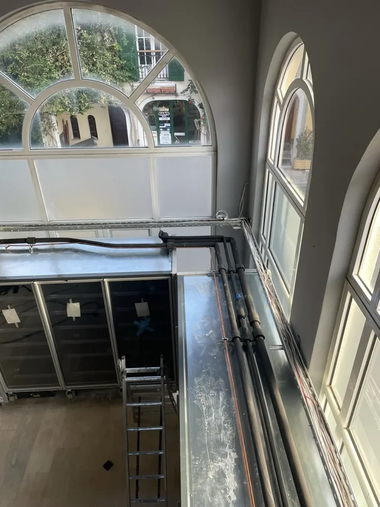 Δίκτυο ψυκτικών σωληνώσεων εγκατεστημένο σε εμπορικό χώρο με ψυκτικές βιτρίνες από εξειδικευμένη ψυκτική εταιρεία.