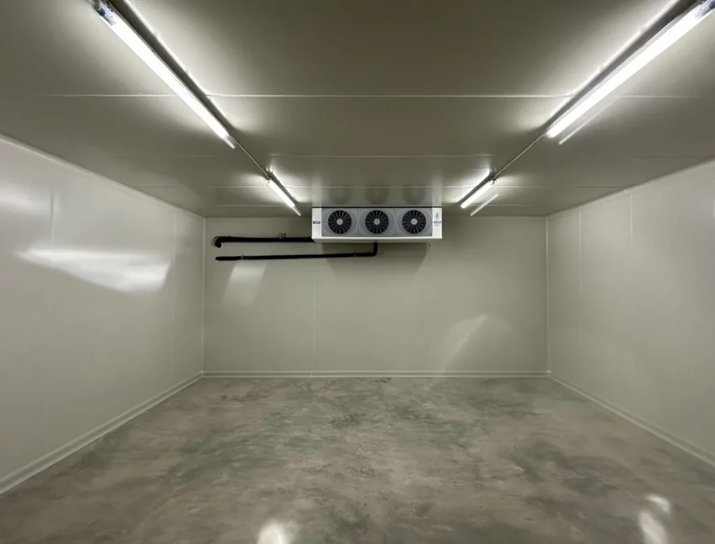 Βιομηχανικός ψυκτικός θάλαμος με σύστημα ψύξης οροφής, εγκατεστημένος από εξειδικευμένη ψυκτική εταιρεία.