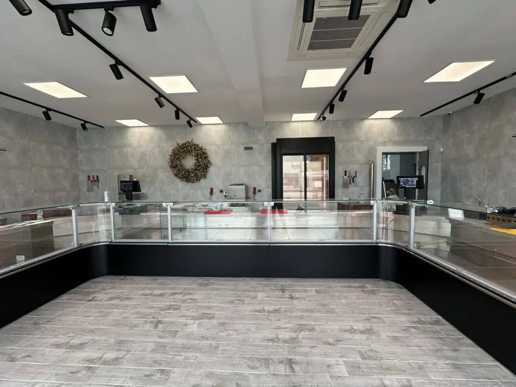 Επαγγελματικές ψυκτικές βιτρίνες σε μοντέρνο εμπορικό κατάστημα, εγκατεστημένες από εξειδικευμένη ψυκτική εταιρεία.