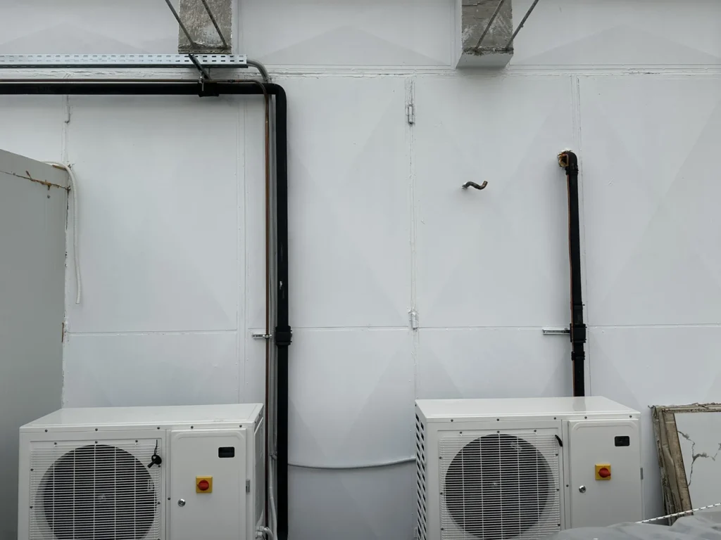 Εξωτερικές ψυκτικές μονάδες εγκατεστημένες σε επαγγελματικό χώρο από εξειδικευμένη ψυκτική εταιρεία.