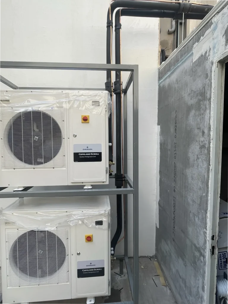 Μονάδες εξωτερικής ψύξης Copeland Scroll εγκατεστημένες από εξειδικευμένη ψυκτική εταιρεία σε επαγγελματικό χώρο.