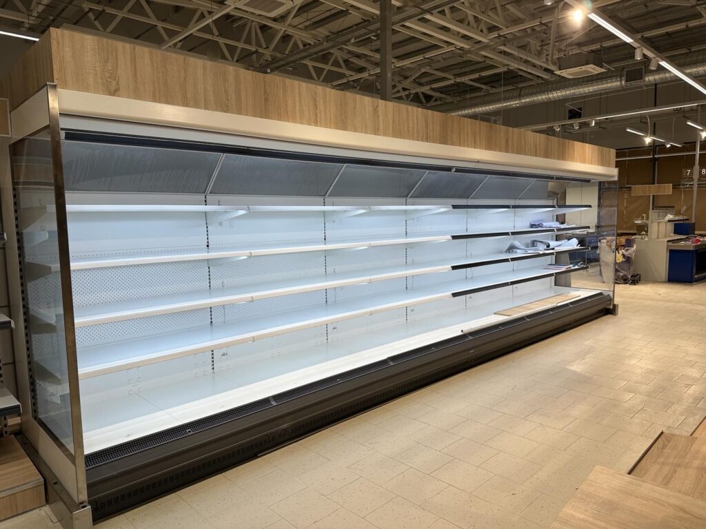 Άδειες επαγγελματικές ψυκτικές βιτρίνες σε βιομηχανικές εγκαταστάσεις ψυκτικής εταιρείας.