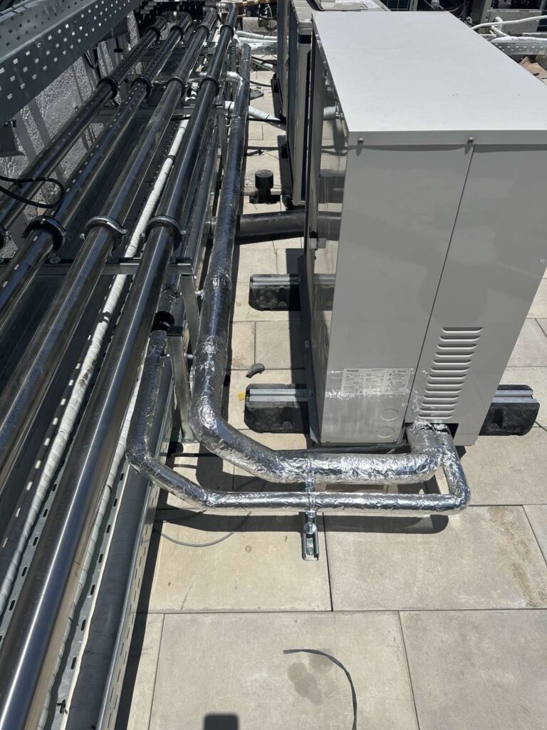 Σύστημα εξωτερικών μονάδων ψύξης με μονωμένους σωλήνες για αποδοτική ψύξη σε εμπορικές εγκαταστάσεις.