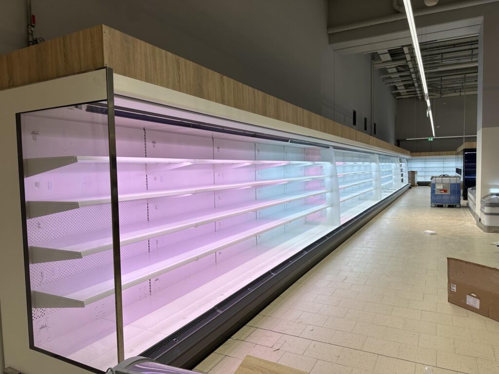 Μεγάλα επαγγελματικά ψυγεία βιτρίνας με LED φωτισμό, εγκατεστημένα σε σούπερ μάρκετ. Ιδανικά για αποθήκευση φρέσκων τροφίμων και ποτών.